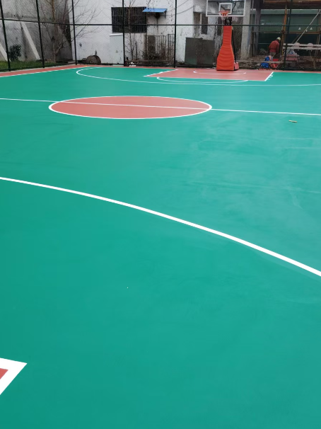 固原 球场长期使用易出现地面开裂